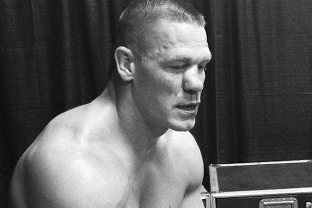 wwe选手开除被打_WWE圣盾组合解散原因分析_WWE塞斯罗林斯打伤选手事件