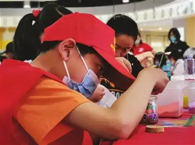 银川晚报小记者沙瓶画活动_沙画瓶子图片大全_宁夏沙画体验课程