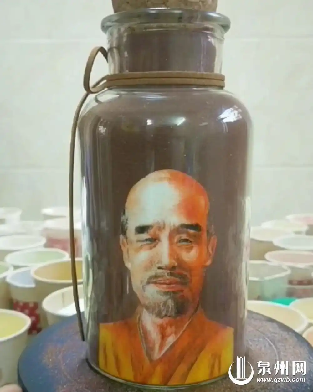 泉州沙画艺术家陈益谦_沙画瓶子图片大全_沙画玻璃瓶创意作品