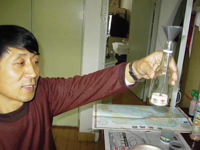 杂技演员“堆”出沙瓶画（图）