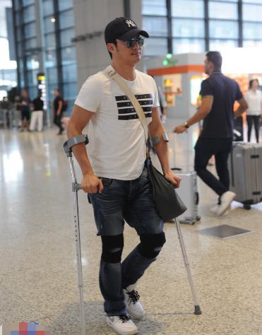 吴京谢楠婚礼_吴京谢楠爱情故事_吴京狼牙的衣服