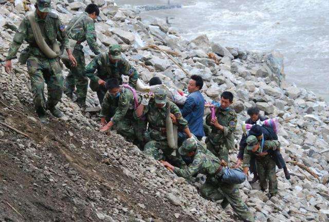 吴京谢楠婚礼_吴京谢楠爱情故事_吴京狼牙的衣服