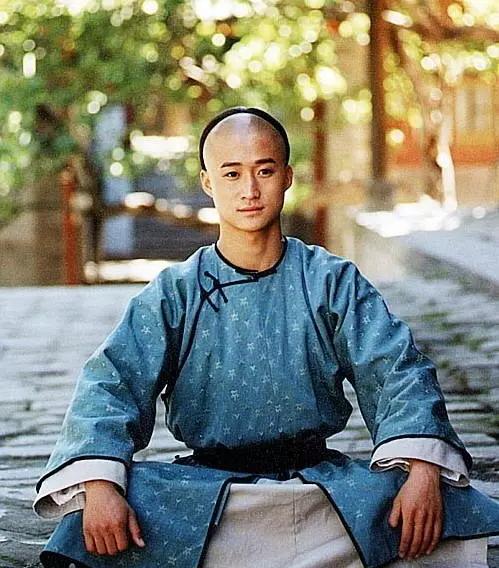 吴京狼牙的衣服_吴京 战狼2 香港票房