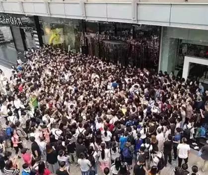 杭州武林银泰阿迪达斯万人抢购_杭州武林银泰阿迪达斯五折促销_阿迪意大利装备全线五折，扎心了