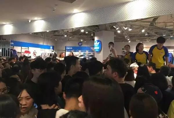 阿迪意大利装备全线五折，扎心了_杭州武林银泰阿迪达斯五折促销_杭州武林银泰阿迪达斯万人抢购