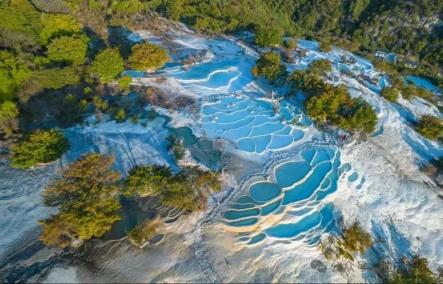 丽香铁路暑期文旅盛典_迪庆香格里拉19℃夏季旅游_滇西北香格里拉生态旅游区