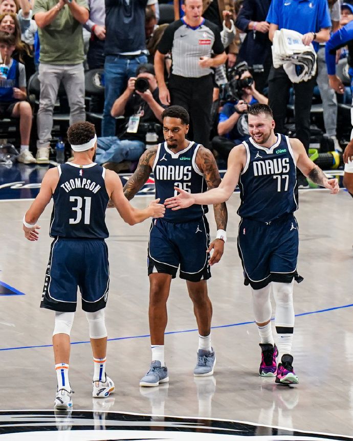 克莱-汤普森 独行侠 首战得分_汤神首秀砍下22分独行侠胜马刺 绿军大胜奇才