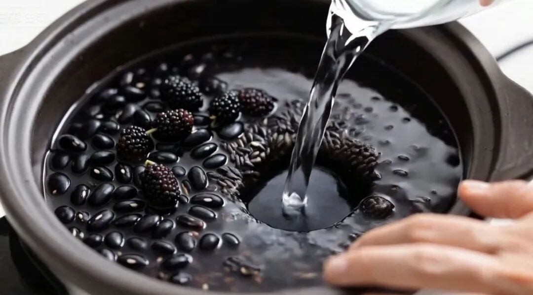 长期喝黑枸杞皮肤好得不得了_补肾养血食谱_五黑汤食谱