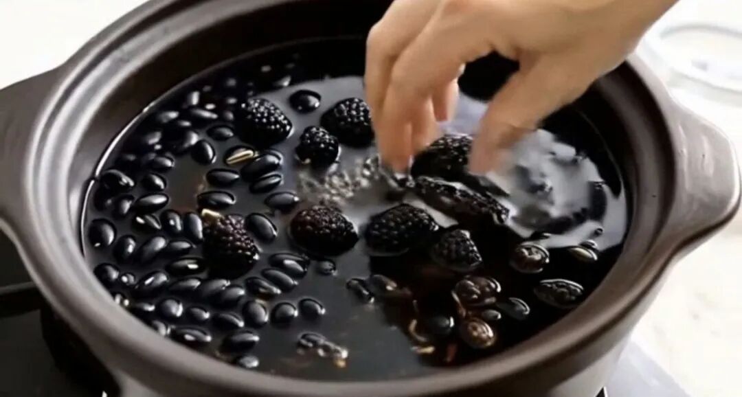 补肾养血食谱_五黑汤食谱_长期喝黑枸杞皮肤好得不得了