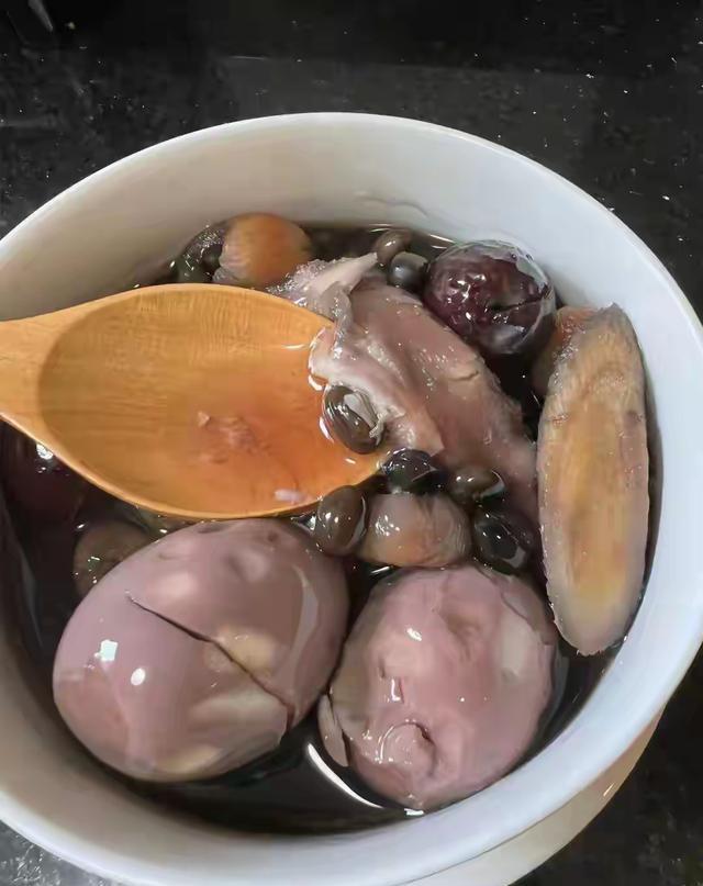 长期喝黑枸杞皮肤好得不得了_黑豆花青素抗氧化熬夜护眼功效_补肝血黑豆好处做法食用方法