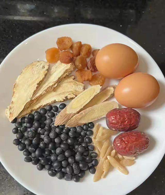 补肝血黑豆好处做法食用方法_长期喝黑枸杞皮肤好得不得了_黑豆花青素抗氧化熬夜护眼功效