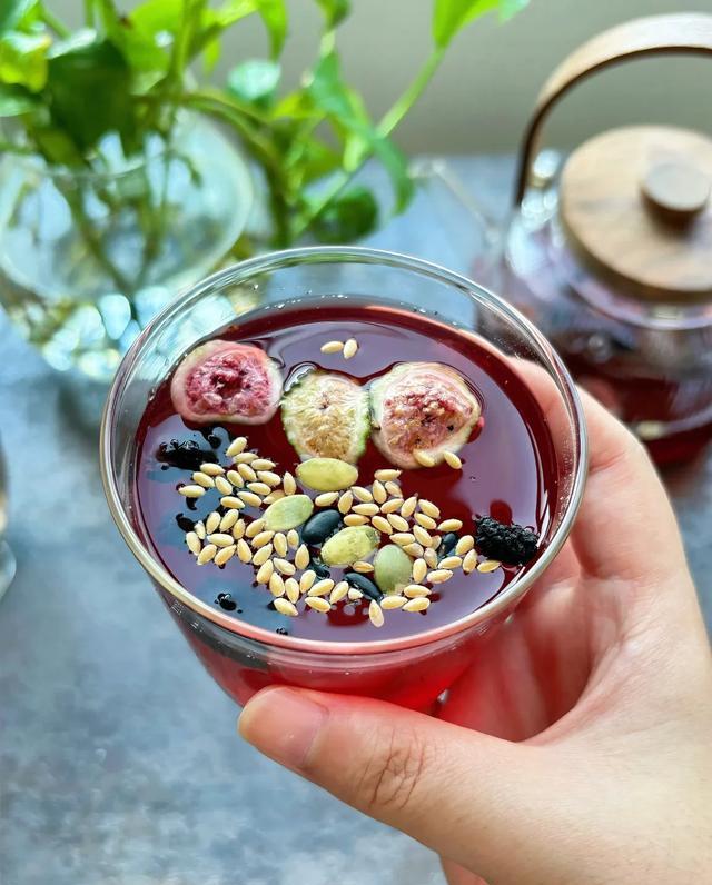 花青素养生水_长期喝黑枸杞皮肤好得不得了_黑枸杞桑葚抗衰老饮品