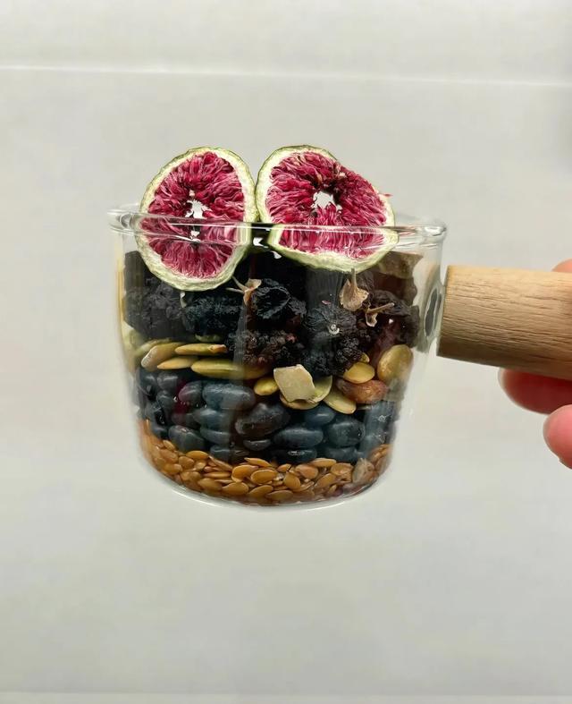 长期喝黑枸杞皮肤好得不得了_花青素养生水_黑枸杞桑葚抗衰老饮品