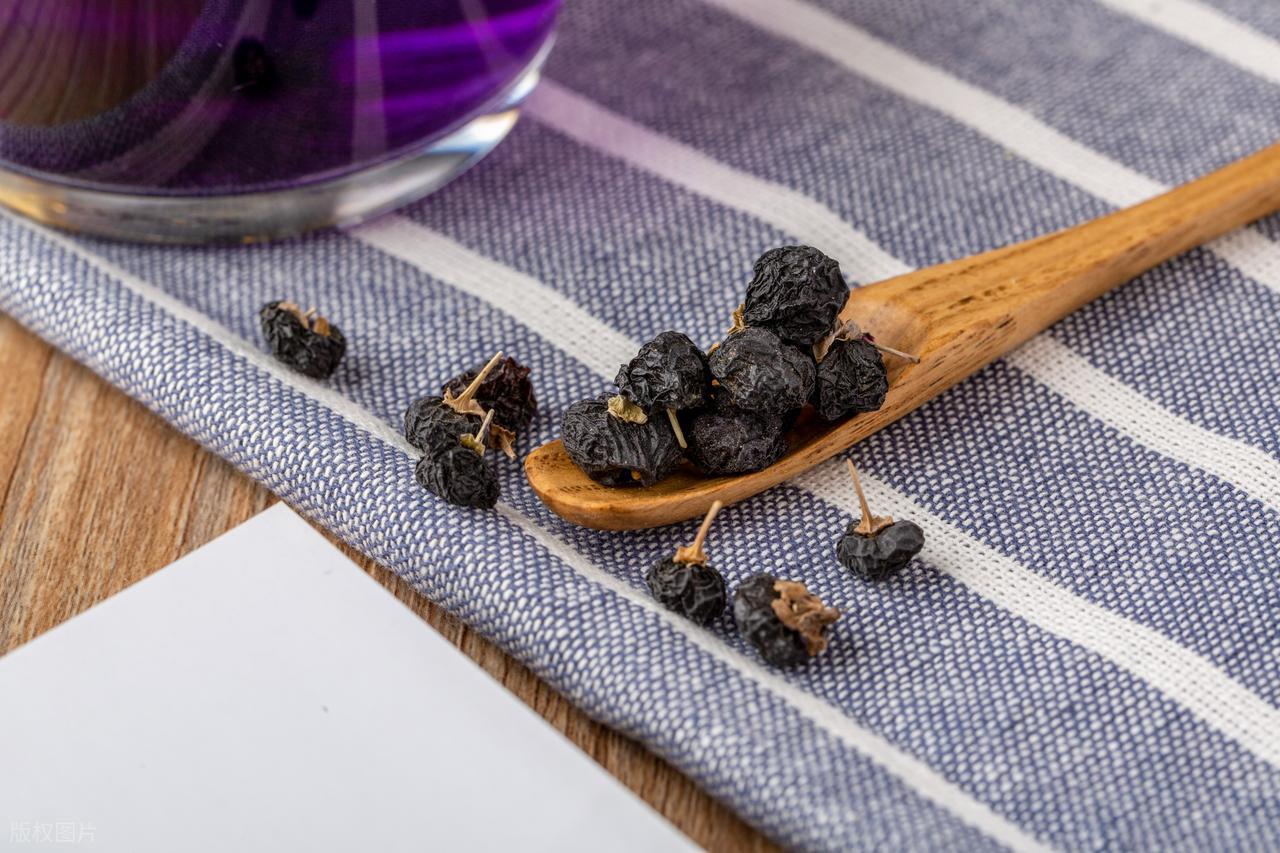 黑枸杞功效作用与食用禁忌_黑枸杞花青素抗氧化功效与食用注意事项_长期喝黑枸杞皮肤好得不得了