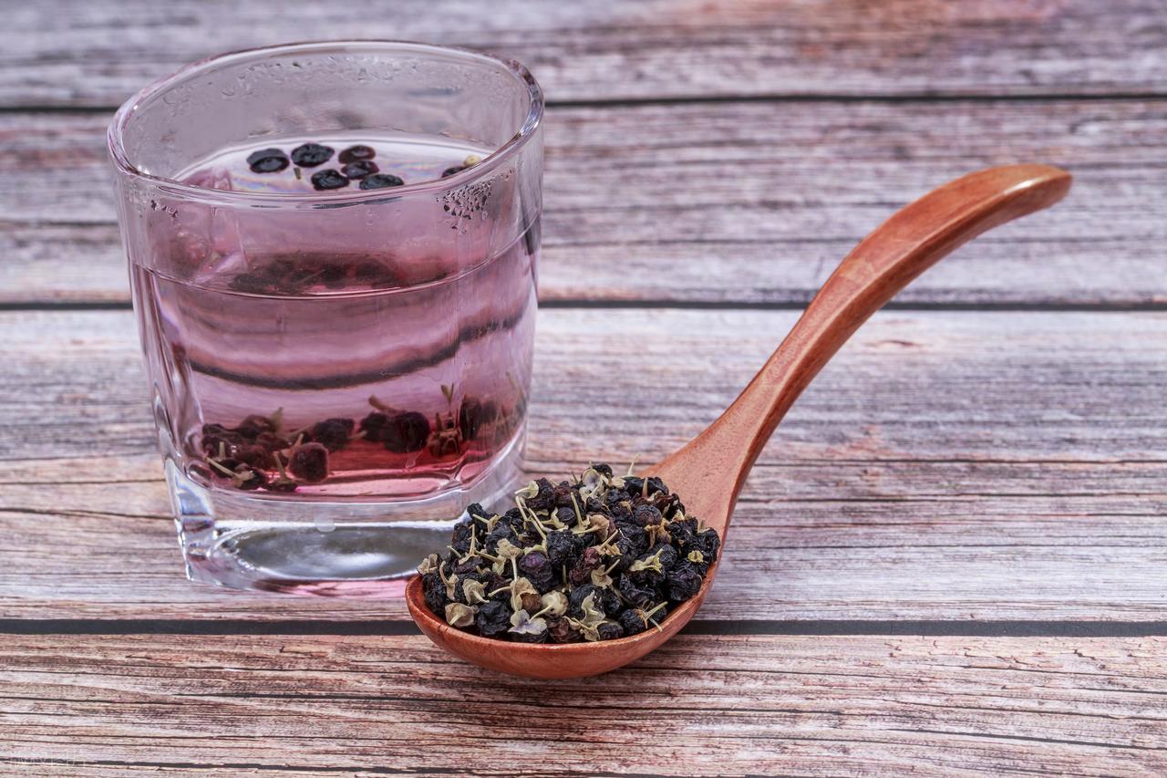 长期喝黑枸杞皮肤好得不得了_黑枸杞功效作用与食用禁忌_黑枸杞花青素抗氧化功效与食用注意事项