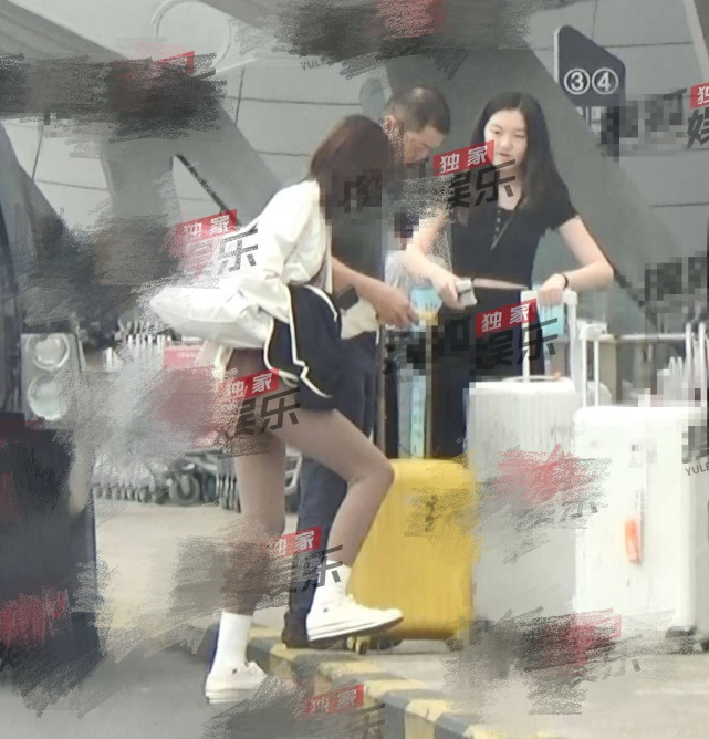 李亚鹏海哈金喜一家三口合照_李亚鹏现在女友照片_李亚鹏海哈金喜结婚官宣