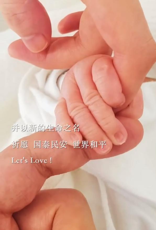 李亚鹏海哈金喜一家三口合照_李亚鹏海哈金喜结婚官宣_李亚鹏现在女友照片