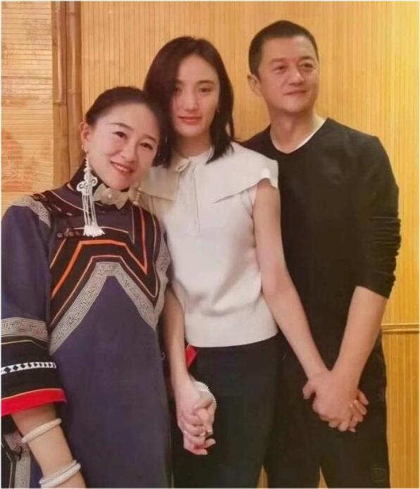 李亚鹏现在女友照片_李亚鹏海哈金喜一家三口合照_李亚鹏海哈金喜结婚官宣