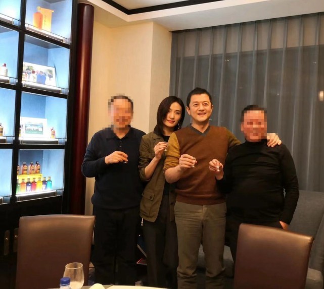 李亚鹏现在女友照片_李亚鹏海哈金喜一家三口合照_李亚鹏海哈金喜结婚官宣