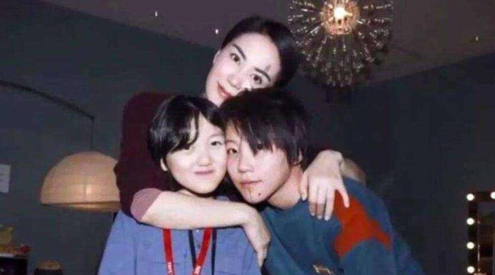 李亚鹏现在女友照片_王菲窦唯离婚后窦靖童生活_李亚鹏窦靖童一家温馨聚会
