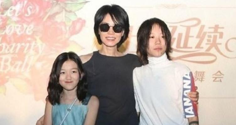 王菲窦唯离婚后窦靖童生活_李亚鹏窦靖童一家温馨聚会_李亚鹏现在女友照片
