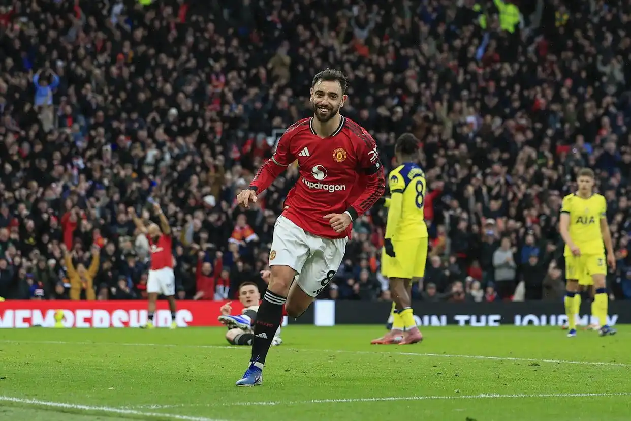 英超-曼联客场1-2遭十人纽卡绝杀_英超第32轮曼联vs利兹联比赛回顾_奥卡福双响门线解围