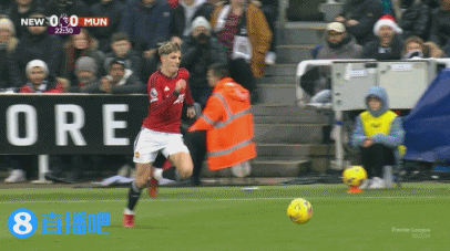 曼联客场0-1纽卡斯尔_英超-曼联客场1-2遭十人纽卡绝杀_特里皮尔任意球中框戈登破门安东尼进球无效