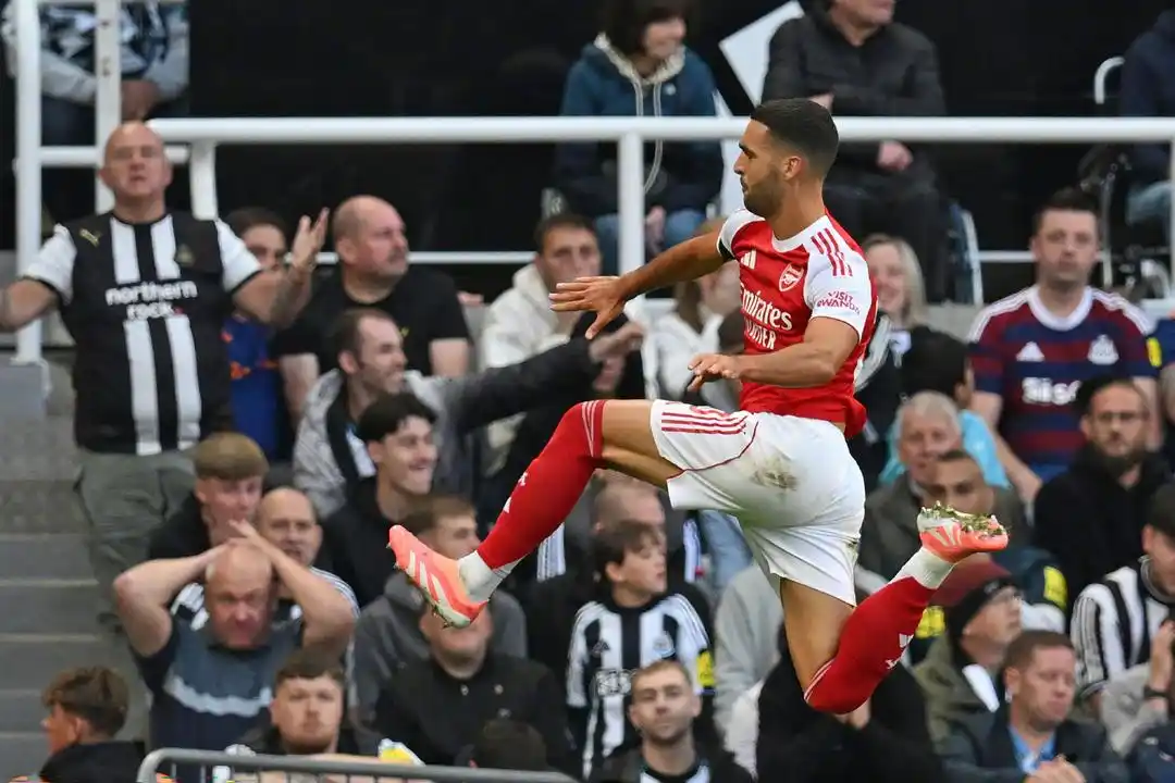 梅里诺补时绝杀_英超阿森纳客场2-1逆转纽卡斯尔联_英超-曼联客场1-2遭十人纽卡绝杀