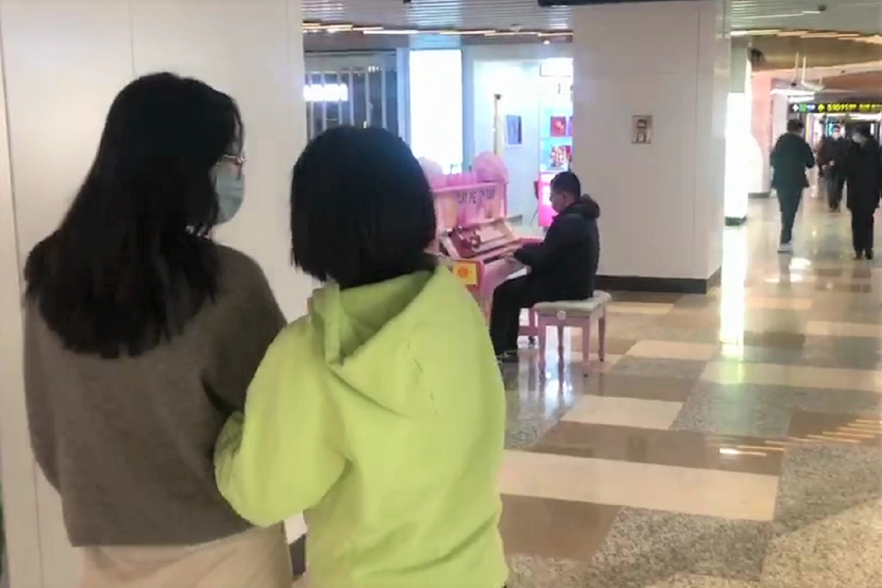息烽二手钢琴_路人街头弹奏二手钢琴_上海兴业太古汇粉色钢琴