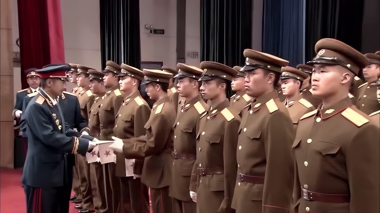 55式军服穿帮镜头_军事题材影视作品军服错误_55式军衔标志