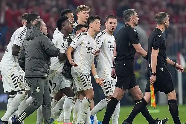 皇马拜仁欧冠淘汰赛争议红牌_卡马文加第二黄牌裁判判罚失误_令皇马欧冠出局的争议红牌 又冤又不冤