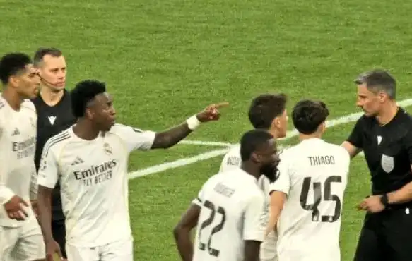 皇马拜仁欧冠淘汰赛争议红牌_令皇马欧冠出局的争议红牌 又冤又不冤_卡马文加第二黄牌裁判判罚失误