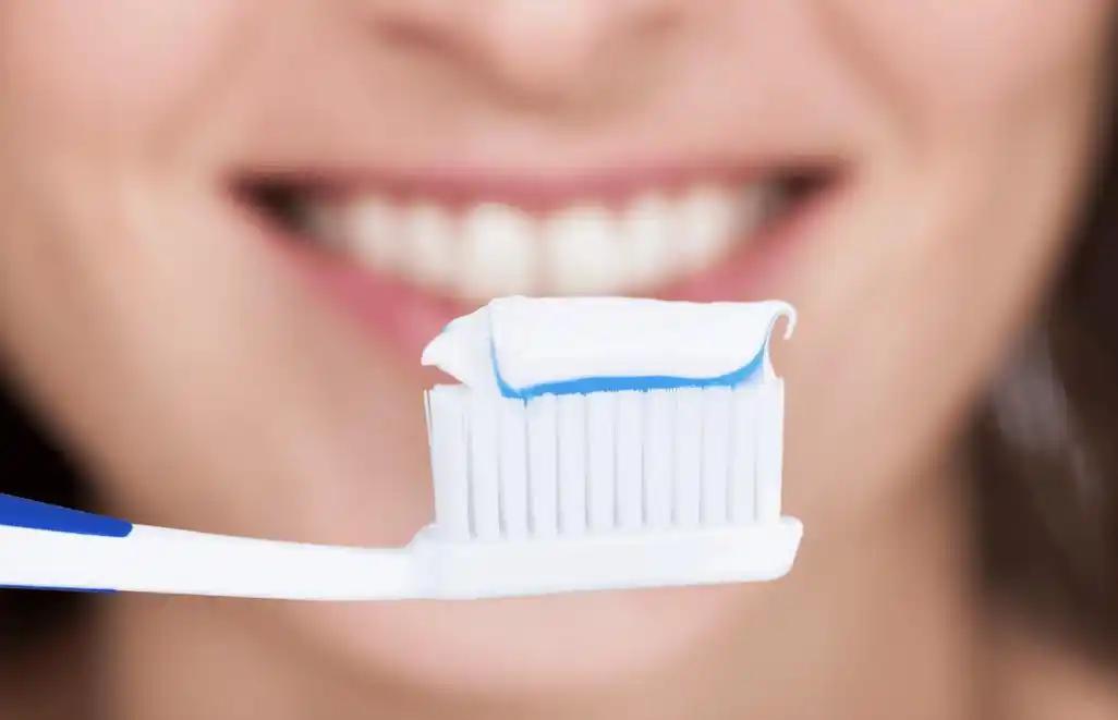 牙龈反复出血警惕癌症_牙齿异常预示癌症_牙齿变色神经死了没有