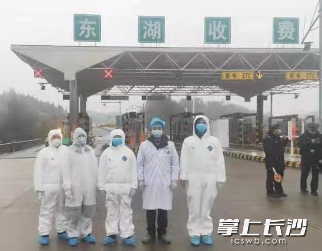 宋英杰（右一）和同事在东湖收费站一线抗疫。 由省卫生健康委供图