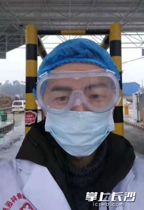 抗疫中，穿着防护服、戴着护目镜的宋英杰。由省卫生健康委供图