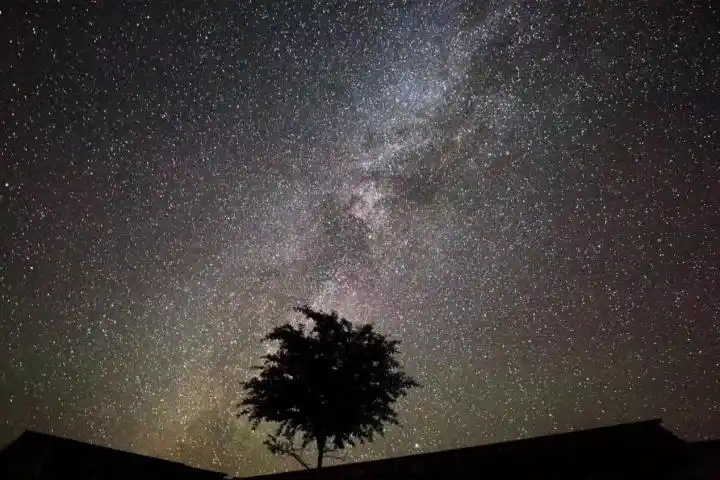 巴丹吉林沙漠旅游_内蒙古自驾游线路_额济纳胡杨林旅游