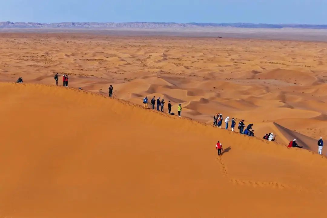 巴丹吉林沙漠旅游_金昌沙漠旅游摄影打卡景点_巴丹吉林沙漠九棵树景区摄影采风