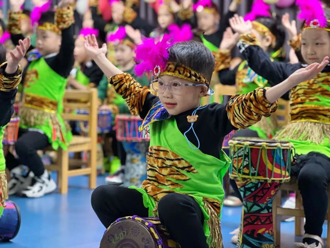 槎涌幼儿园打击乐游戏化教学成果汇报_幼儿打击乐中国范_北滘慈善会和的爱心基金支持打击乐教学