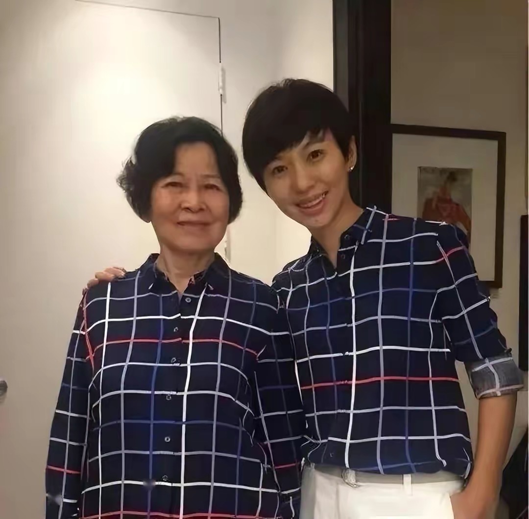 欧阳夏丹央视主持人生涯经历_欧阳夏丹放弃央视工作陪伴病母原因_欧阳夏丹个人图片库