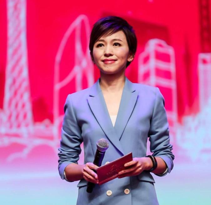 欧阳夏丹放弃央视工作陪伴病母原因_欧阳夏丹央视主持人生涯经历_欧阳夏丹个人图片库