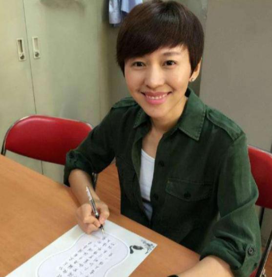 欧阳夏丹央视主持人生涯经历_欧阳夏丹放弃央视工作陪伴病母原因_欧阳夏丹个人图片库