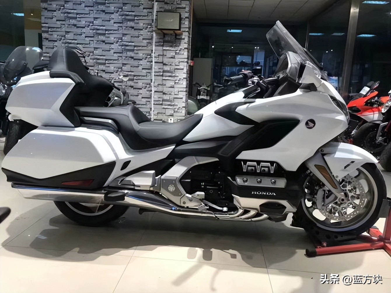 本田金翼GL1800 豪华摩旅车_本田金翼车主 情怀与经济实力_本田大金翼