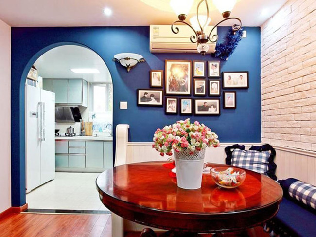 蓝色墙面设计_地中海风格装修特点_相框装饰墙