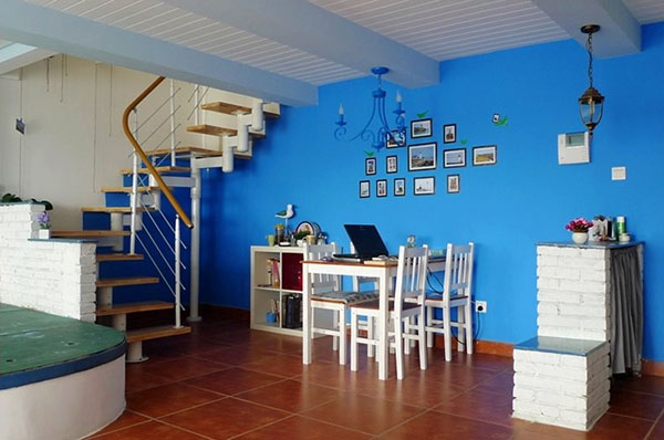 蓝色墙面设计_相框装饰墙_地中海风格装修特点