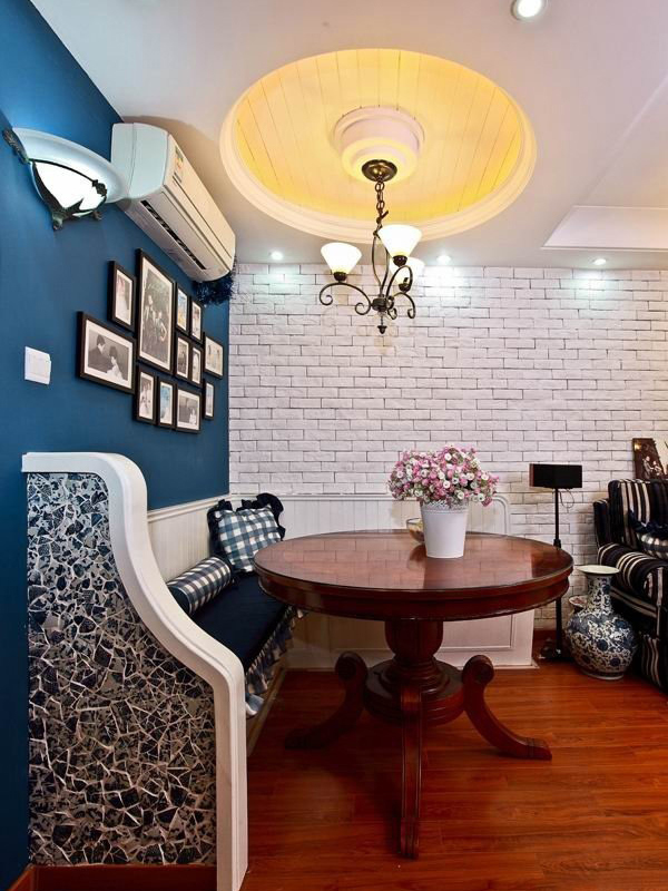 蓝色墙面设计_地中海风格装修特点_相框装饰墙