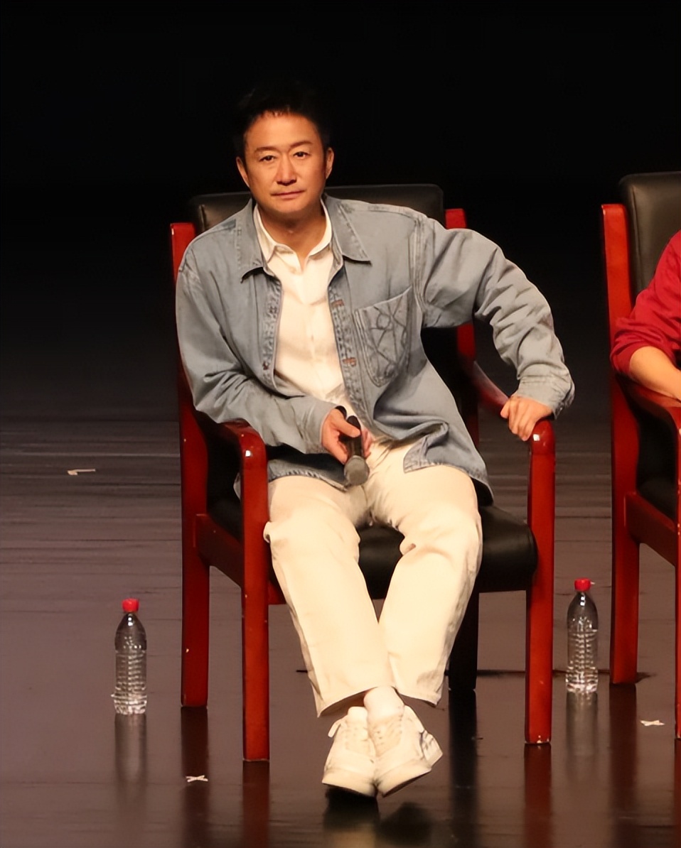 吴京镖人水肿_吴京拼命拍戏累垮_狼牙吴京做菜