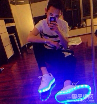哪个牌子的鞋子会发光_SIMULATION发光鞋品牌故事_中国设计师万一方