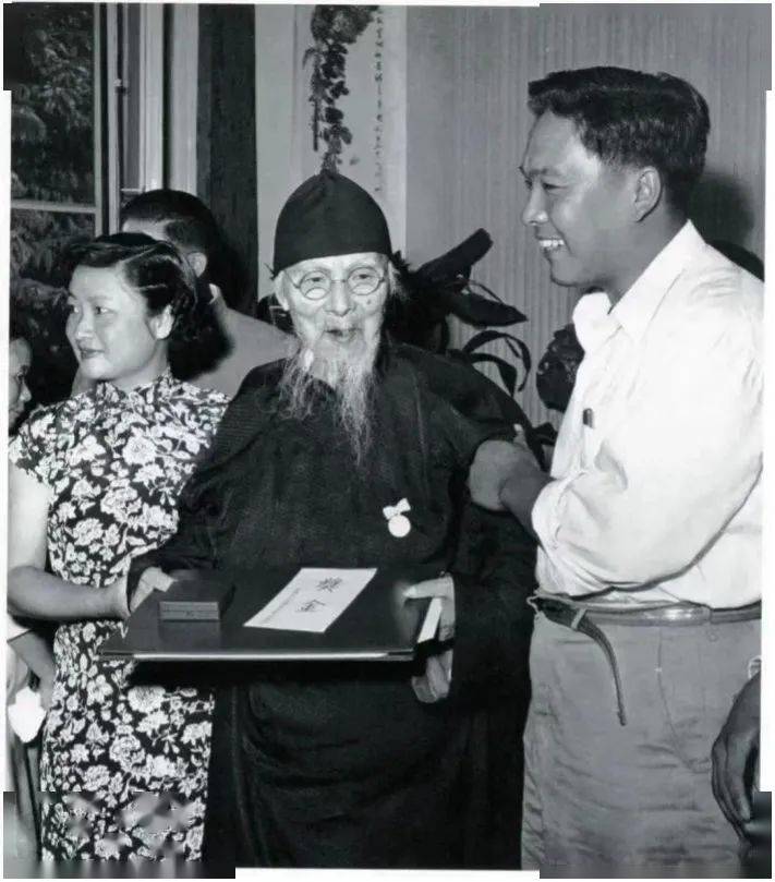 齐白石最大尺幅作品_百年巨匠艺术大展_齐白石的松柏高立图