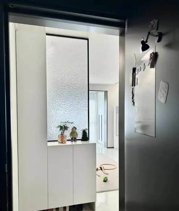 独立玄关鞋柜布置_玄关鞋柜设计_进门换鞋区效果图