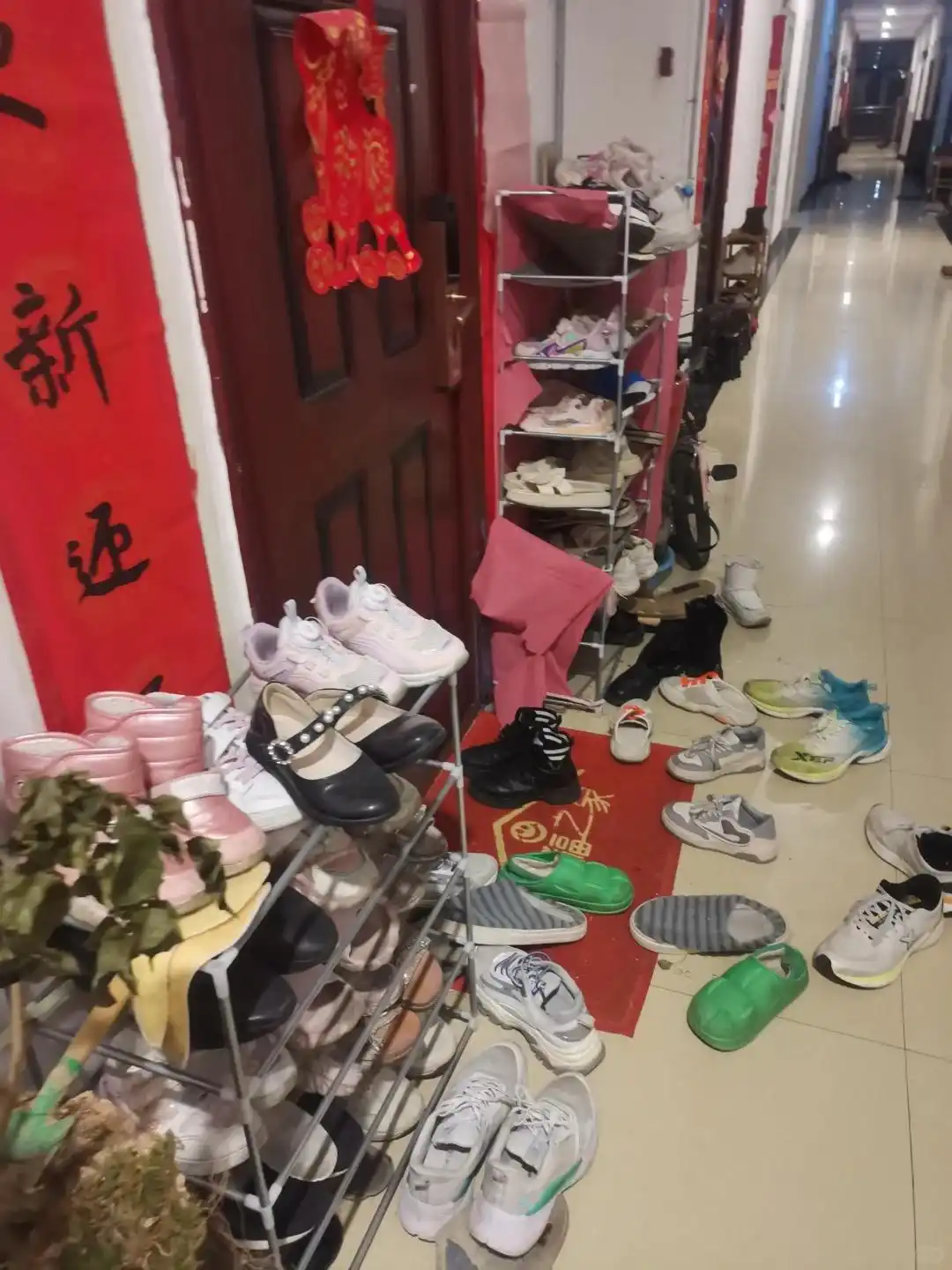 进门换鞋区效果图_鞋柜设计收纳技巧_门口鞋子乱放问题